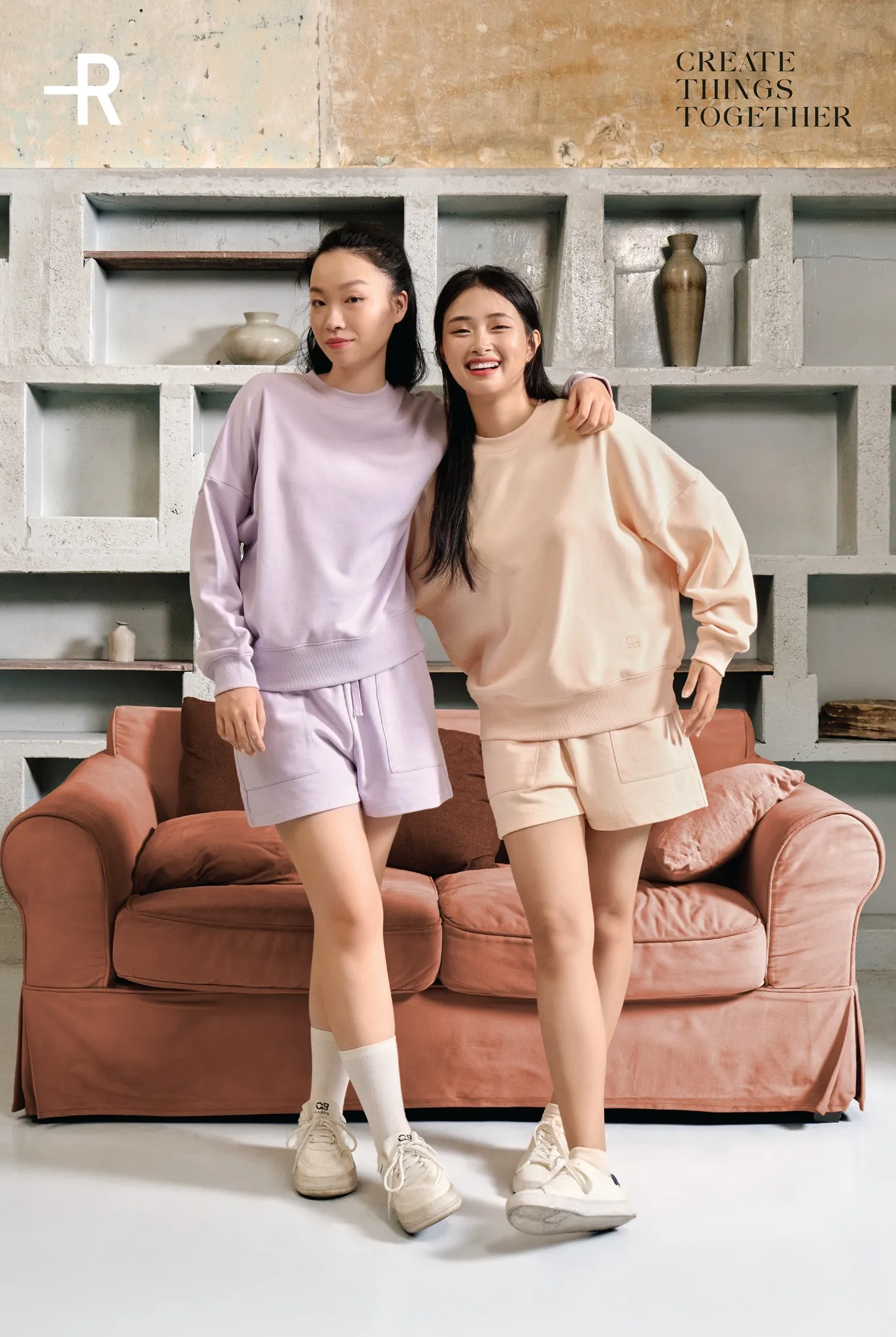 Set đồ phối với áo Sweatshirt năng động, trẻ trung cho các bạn nữ (Nguồn: Routine)