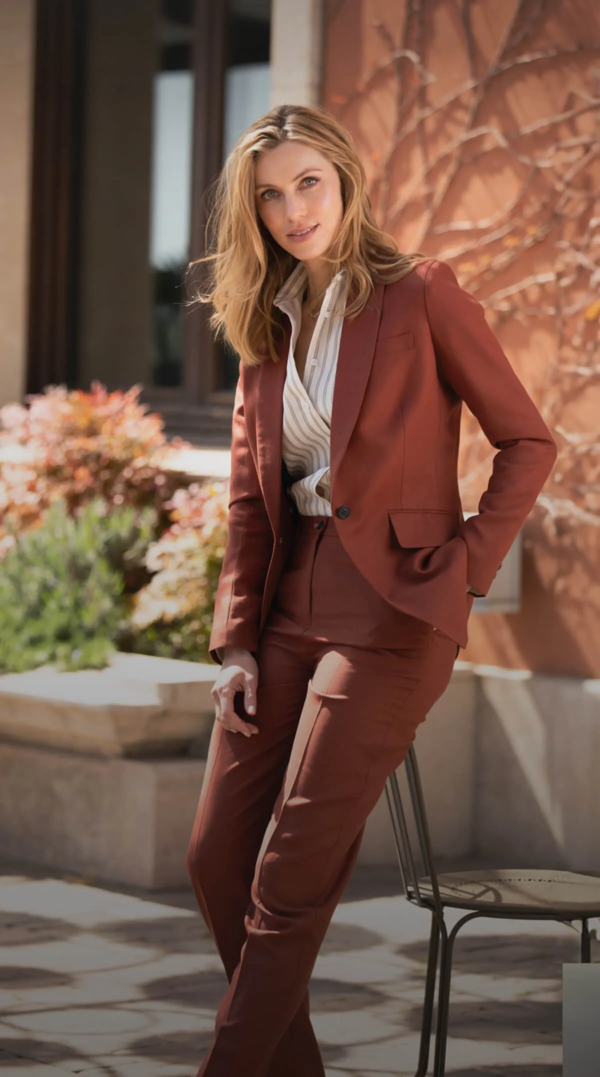 Set suit màu nâu đất phù hợp cho nàng công sở (Nguồn: Internet)