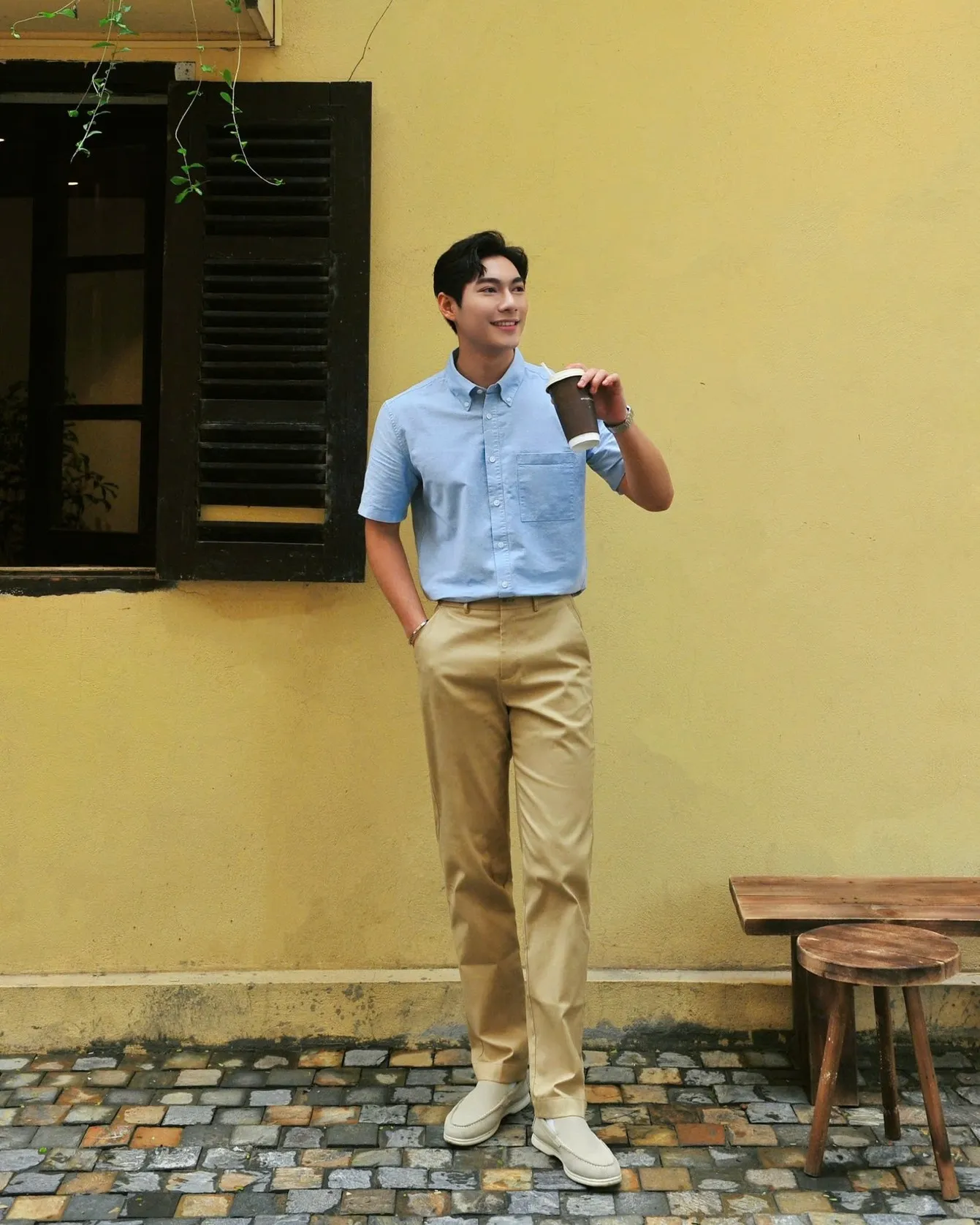 Sơ mi Oxford tay ngắn kết hợp với quần kaki là một lựa chọn hoàn hảo để đi dự đám cưới (Nguồn: Routine)