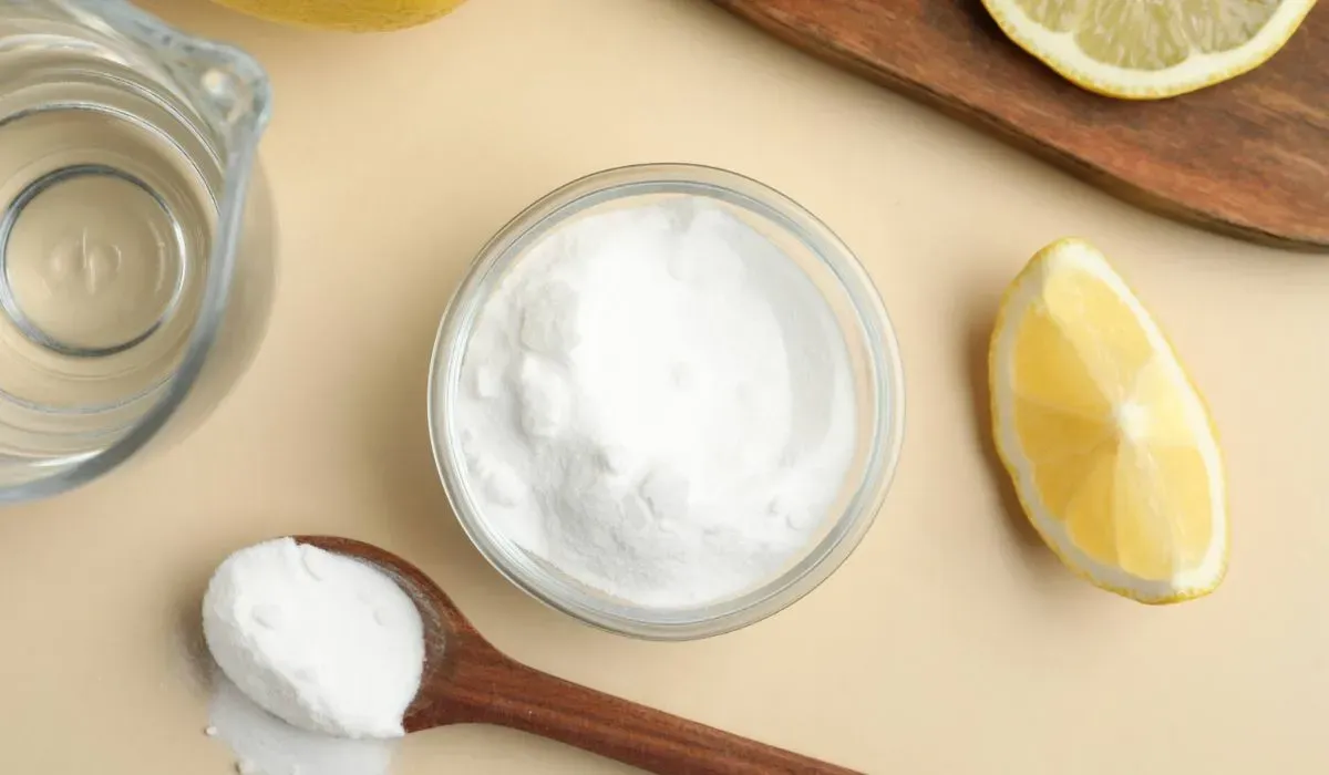 Sử dụng chanh và baking soda có thể tẩy các vết ố trên quần áo