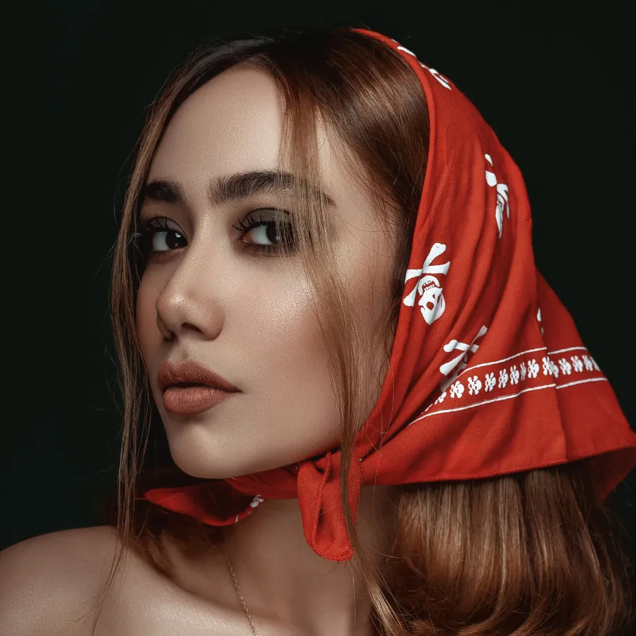 Sử dụng khăn bandana buộc tóc theo kiểu turban đầy phóng khoáng (Nguồn: Internet)