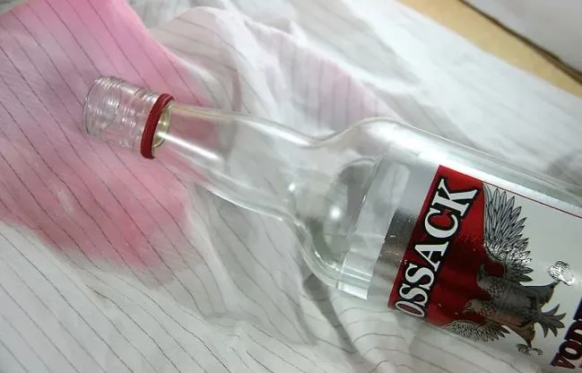 Sử dụng rượu Vodka để làm sạch vết lem màu trên quần áo