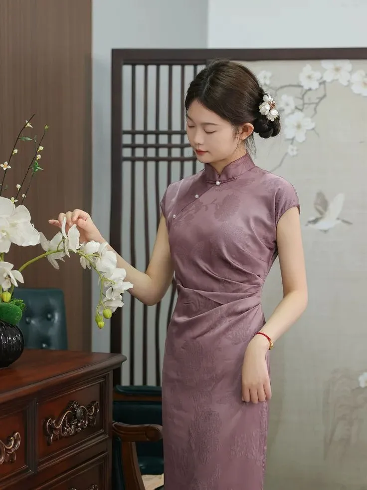 Mẫu sườn xám cách tân dáng ngắn khoe chân thon (Nguồn: Internet)