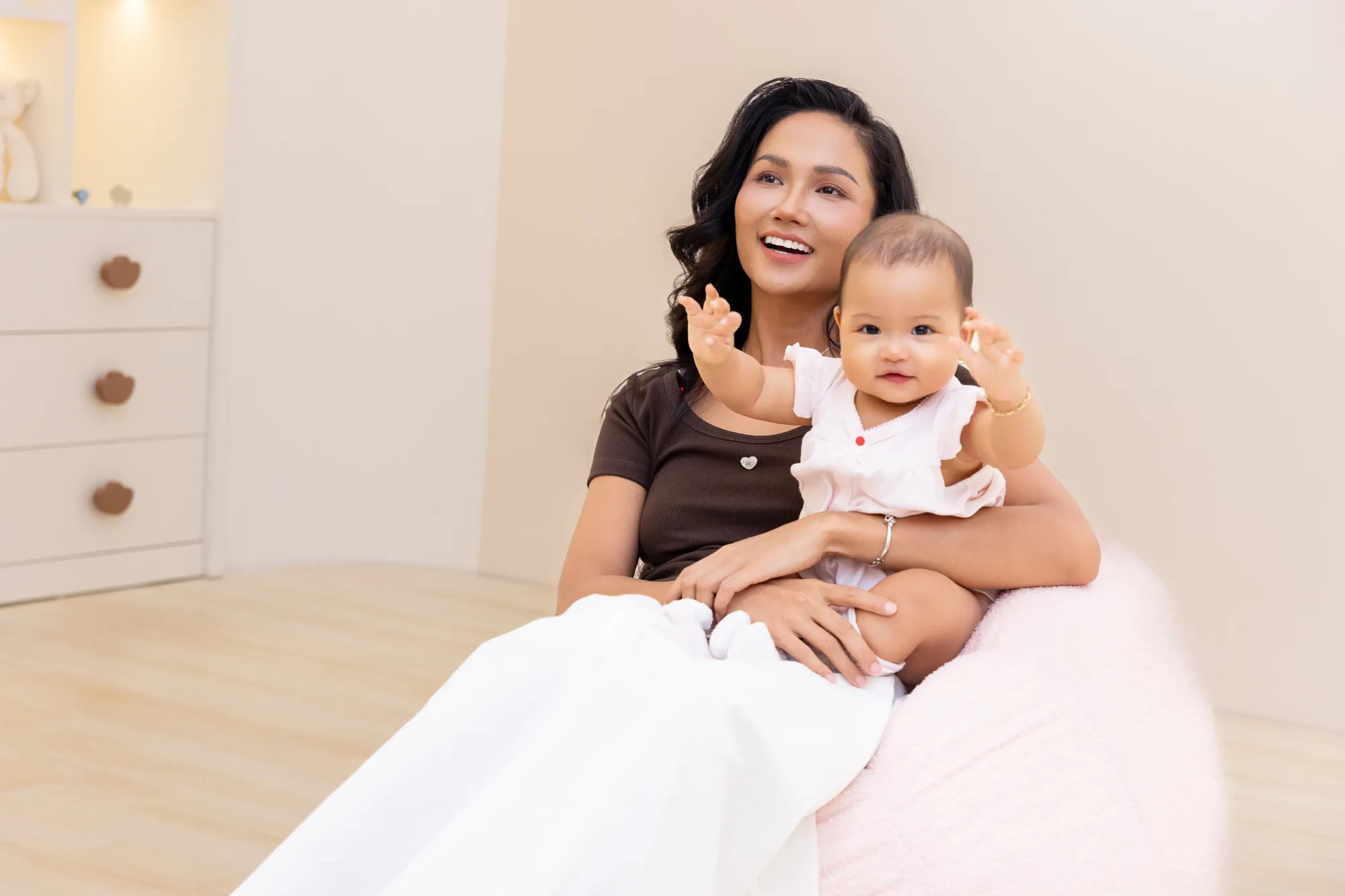Xu hướng nuôi con tối giản được nhiều gia đình hiện đại lựa chọn