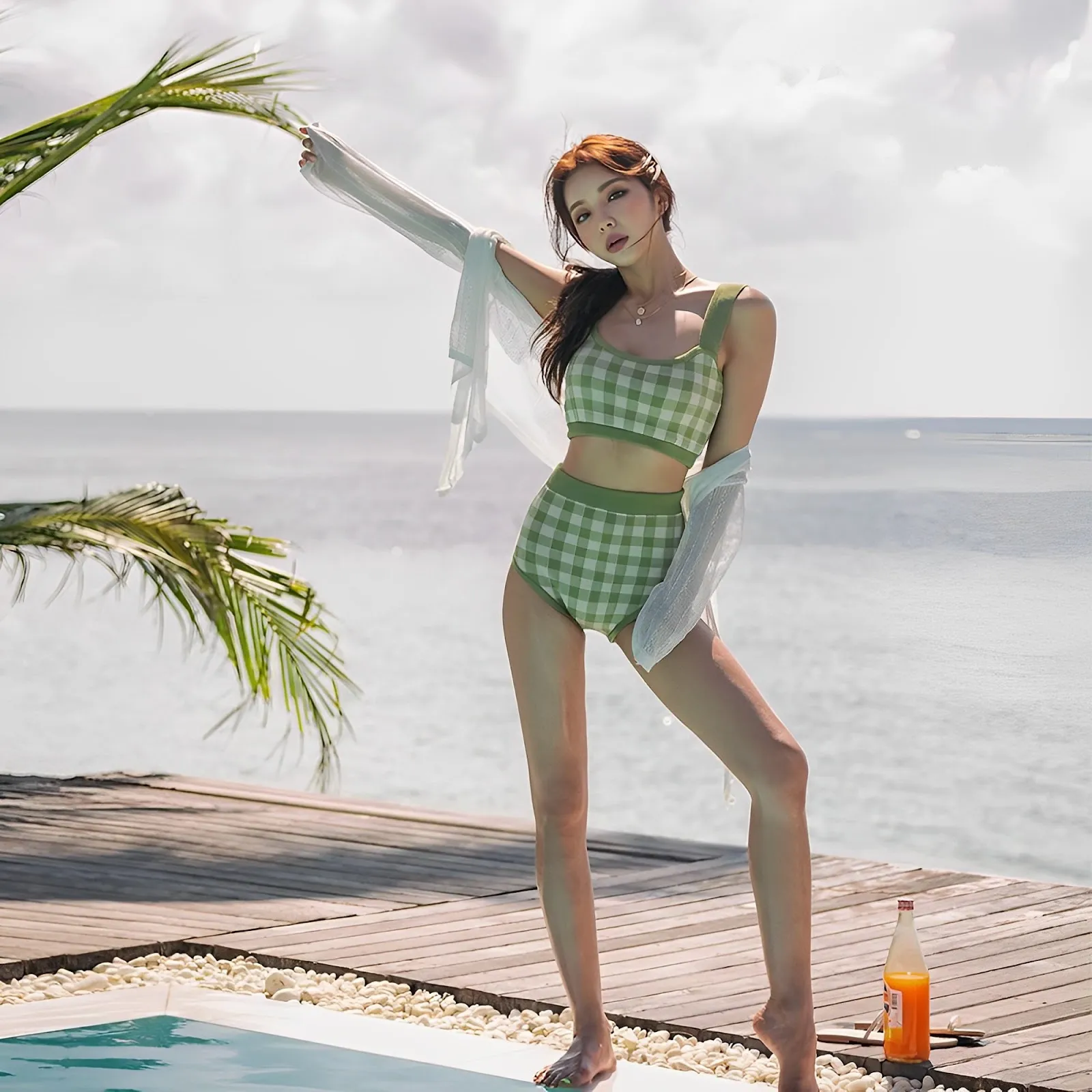 Tạo dáng nhón chân với bikini tạo hiệu ứng chân dài thanh thoát (Nguồn: Internet)