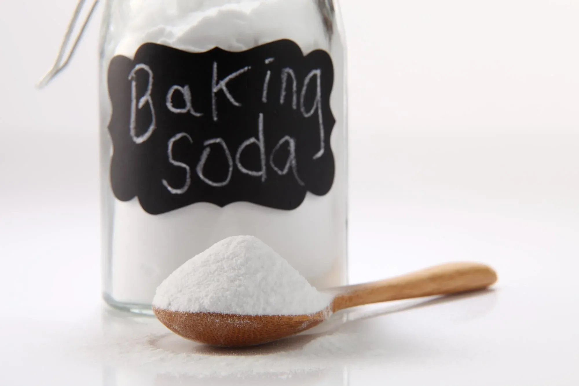 Baking soda được phủ lên vùng vải dính nghệ trước khi tiến hành giặt sạch