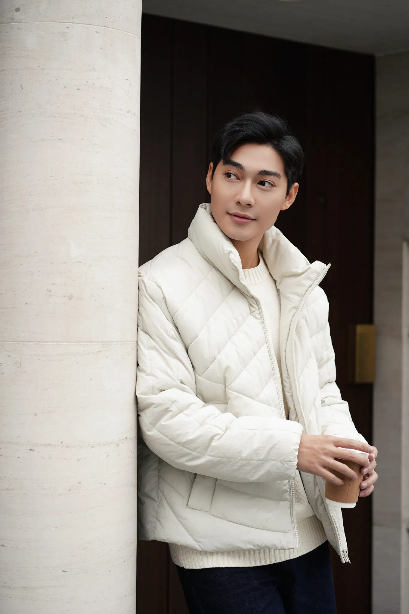 Tham khảo hướng dẫn trước khi chọn size áo khoác nam để đảm bảo trang phục vừa vặn (Nguồn: Routine)