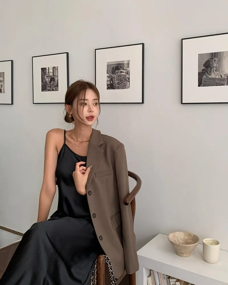 Thanh lịch, sang trọng với outfit đầm 2 dây dáng dài và áo khoác blazer