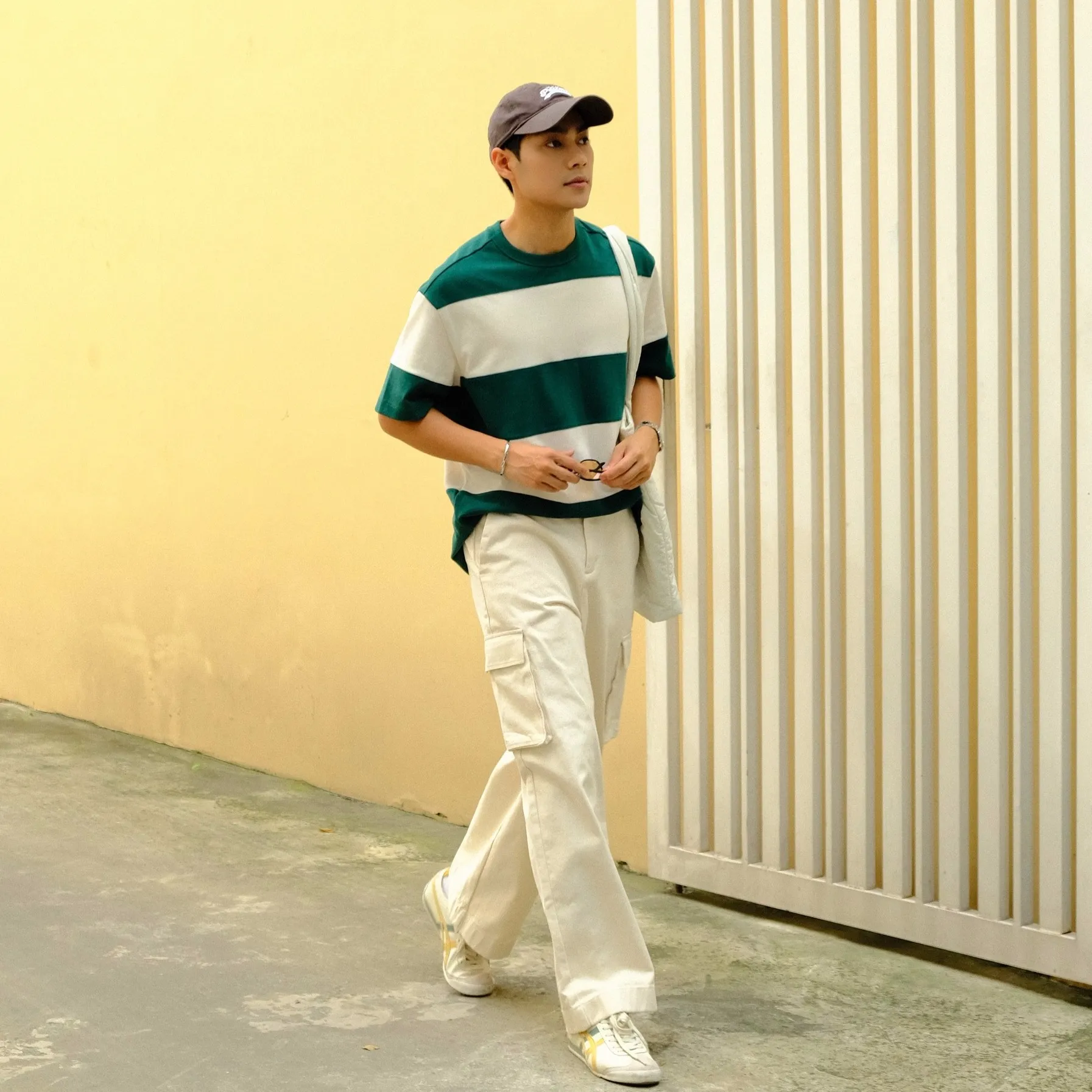 Thoải mái, năng động dạo phố với outfit quần túi hộp và áo thun form rộng (Nguồn: Routine)