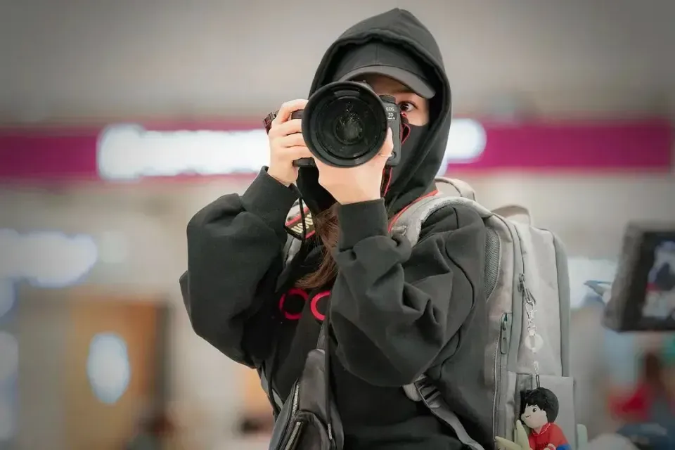 Trạm tỷ là người đứng đầu một fansite, chuyên đi theo chụp ảnh, quay phim thần tượng