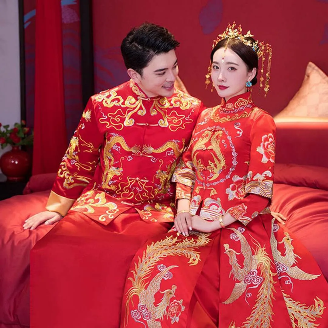 Trang phục cưới truyền thống Trung Quốc nổi bật với sắc đỏ và họa tiết rồng phượng (Nguồn: Internet)