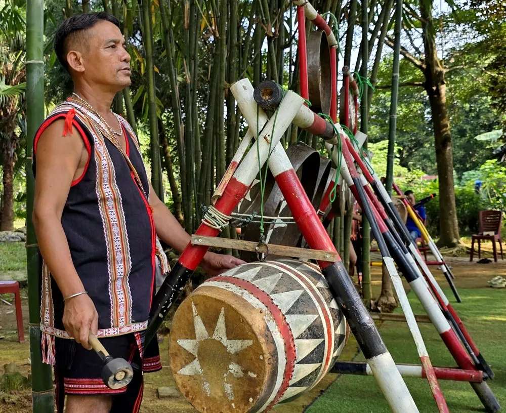 Trang phục nam giới Ba Na nổi bật qua áo chui đầu, khố thổ cẩm và phụ kiện đồng