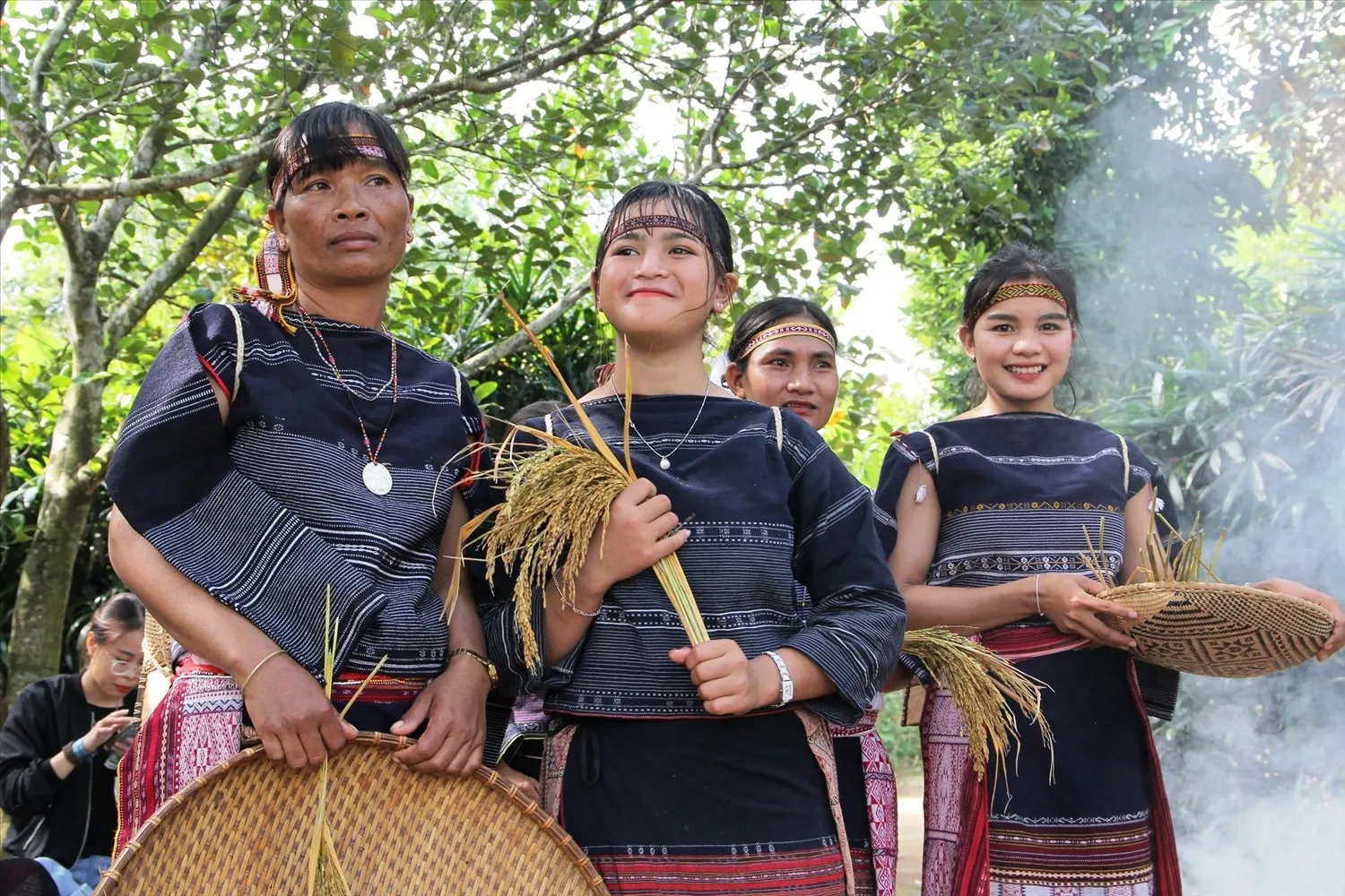Trang phục dân tộc Bana thường được mặc trong lễ hội, nghi thức cộng đồng, ngày hội văn hóa