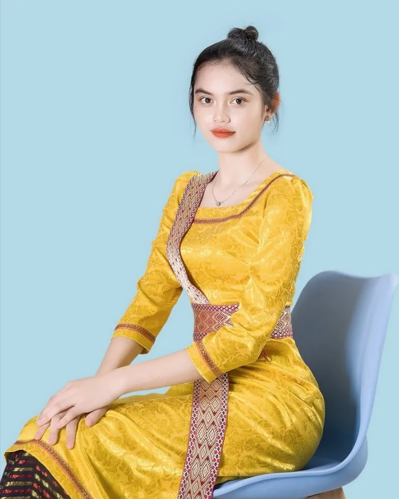 Trang phục phụ nữ Chăm nổi bật với áo dài vàng kín đáo