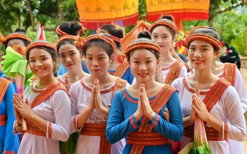 trang phục dân tộc truyền thống phụ nữ Chăm