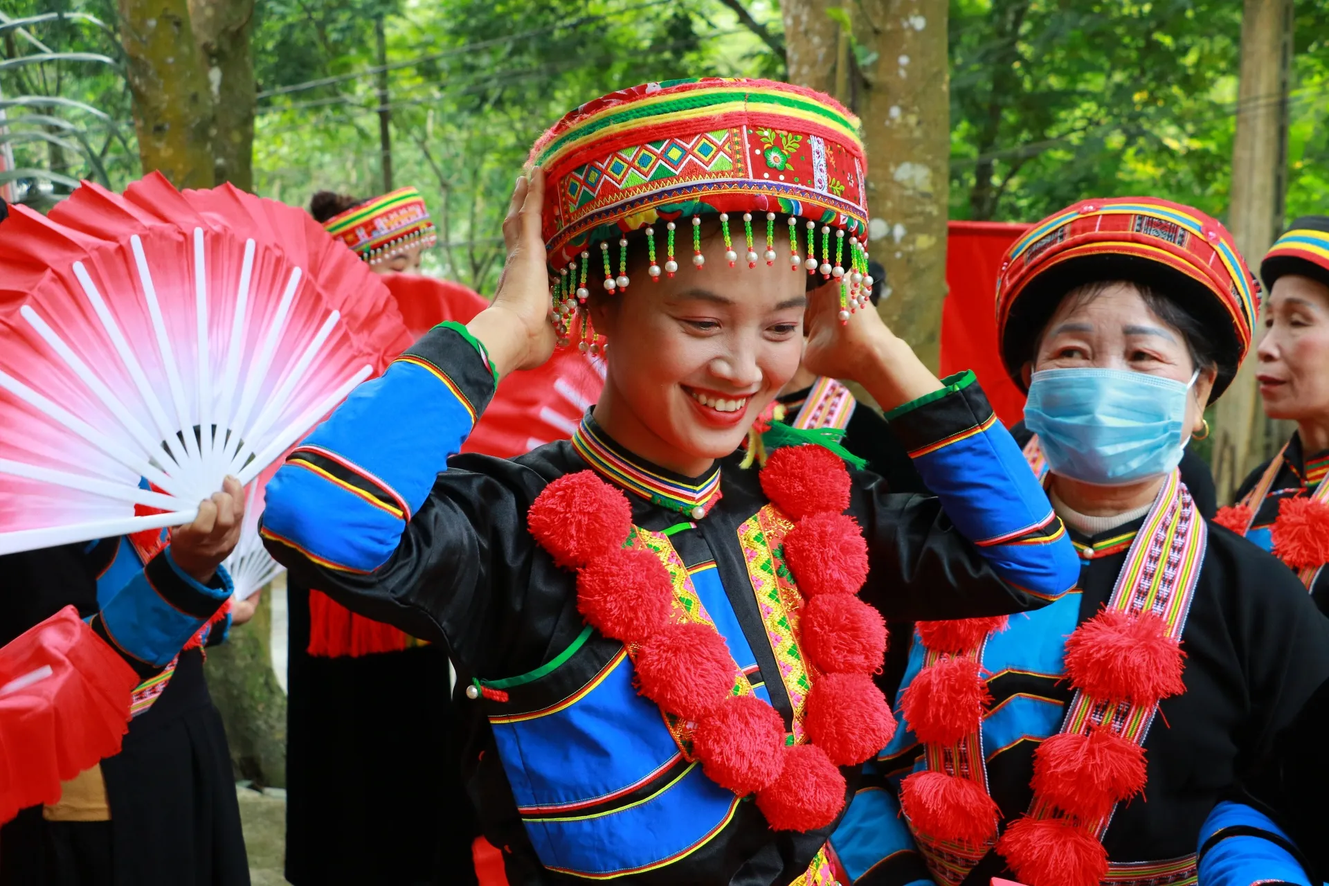 Trang phục truyền thống của phụ nữ Dao Đỏ nổi bật với khăn đội đầu màu đỏ