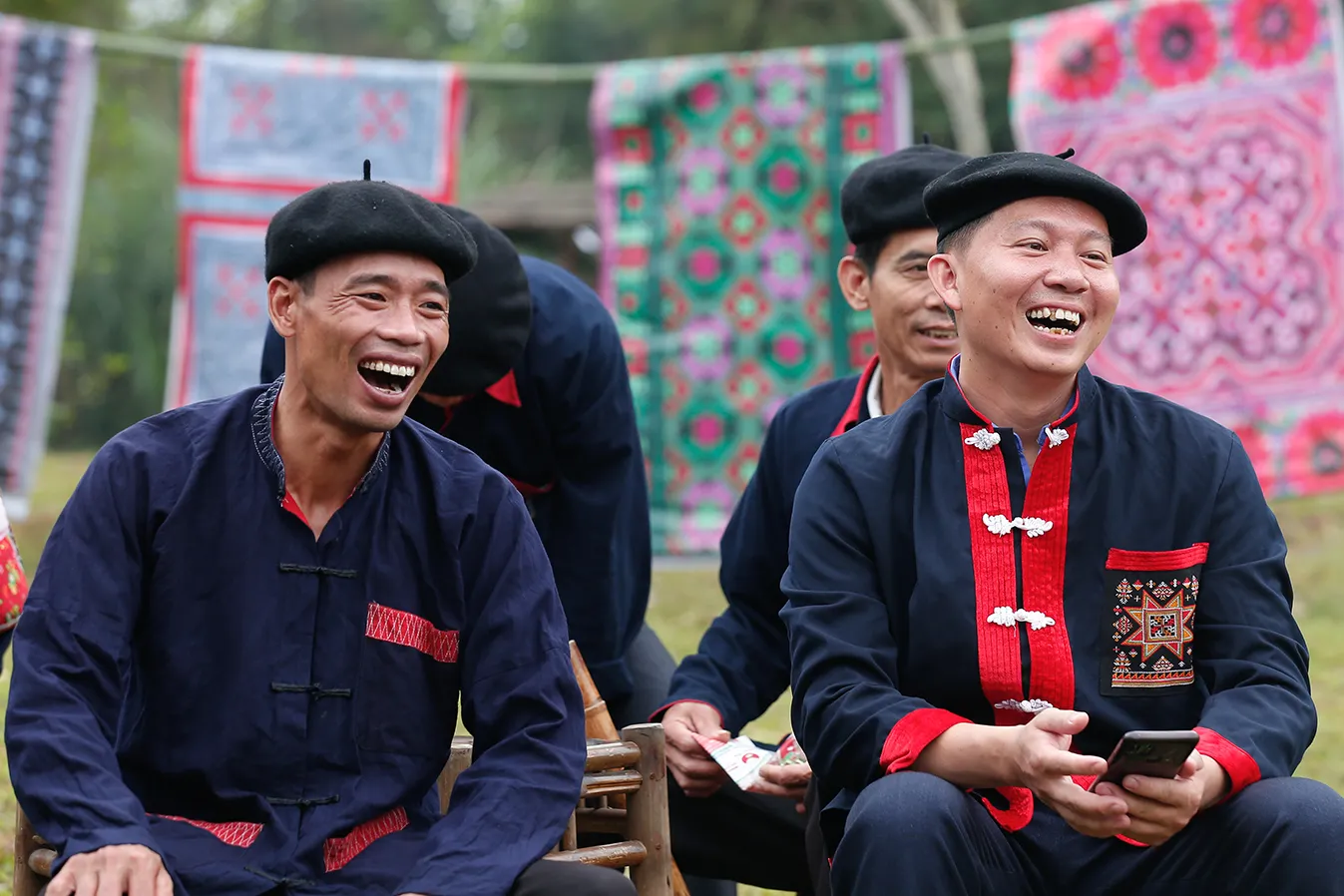 Nam giới Dao trong trang phục truyền thống đơn giản với áo chàm, quần rộng và khăn đội đầu