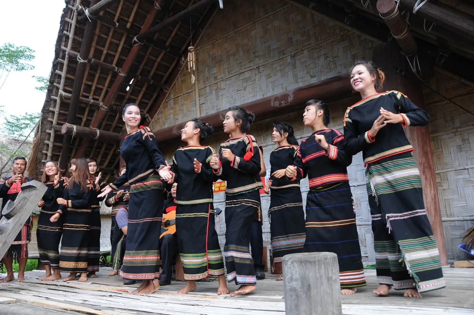 Trang phục dân tộc Ê Đê gọn gàng, khỏe khoắn