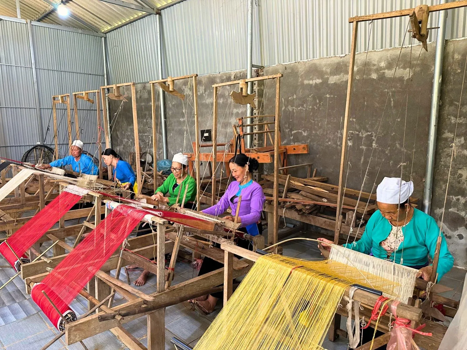Người Mường thực hiện các công đoạn dệt vải thủ công trên khung cửi truyền thống