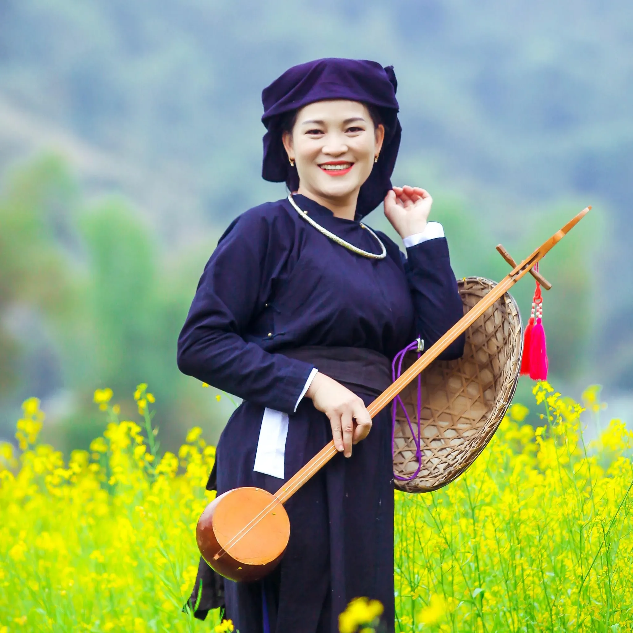 Trang phục dân tộc Tày nữ đơn giản, dịu dàng