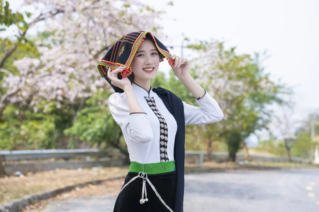 Trang phục dân tộc Thái Đen với áo cổ đứng (Nguồn: Internet)