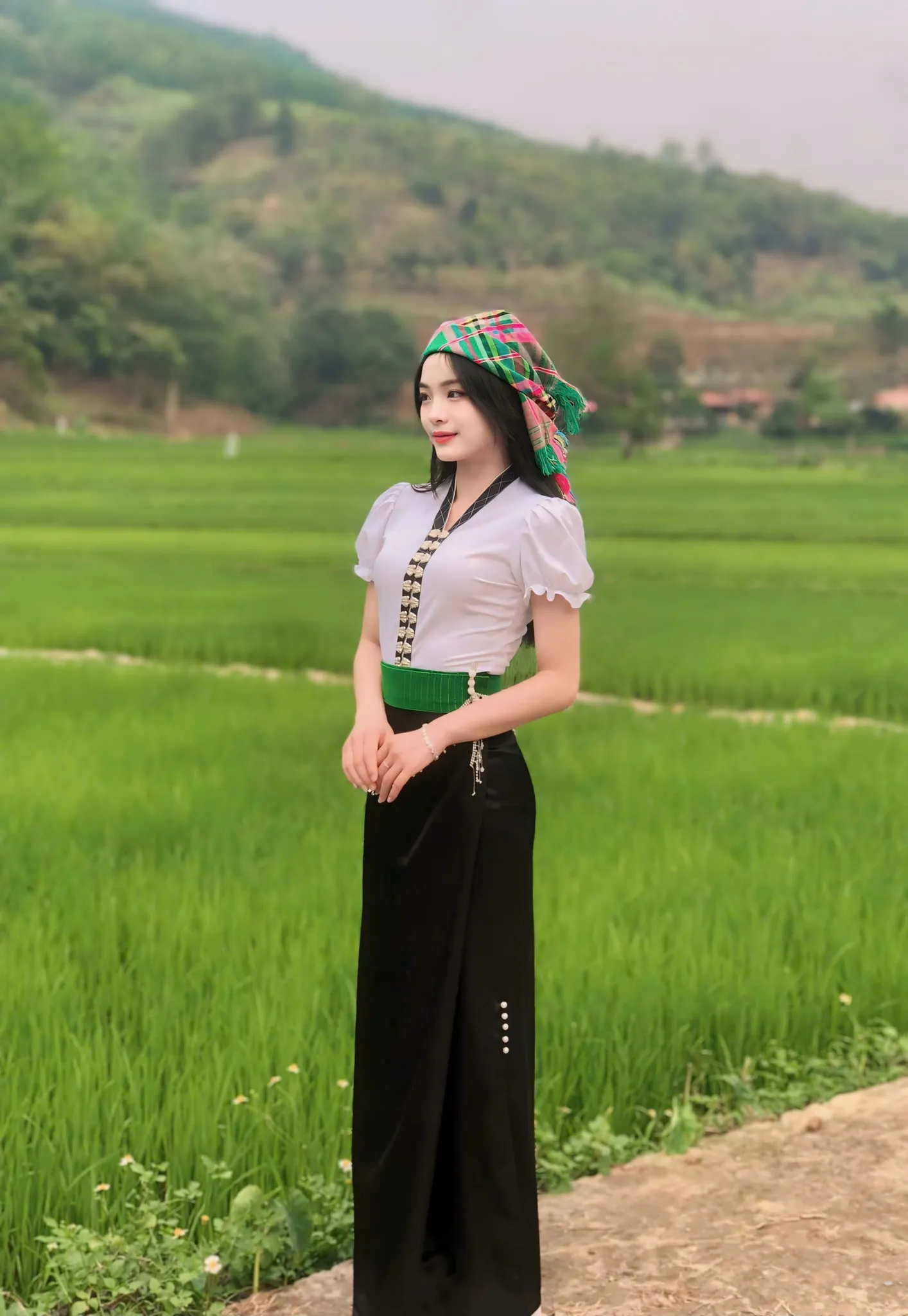 Trang phục dân tộc Thái Trắng với áo cổ V đặc trưng (Nguồn: Internet)