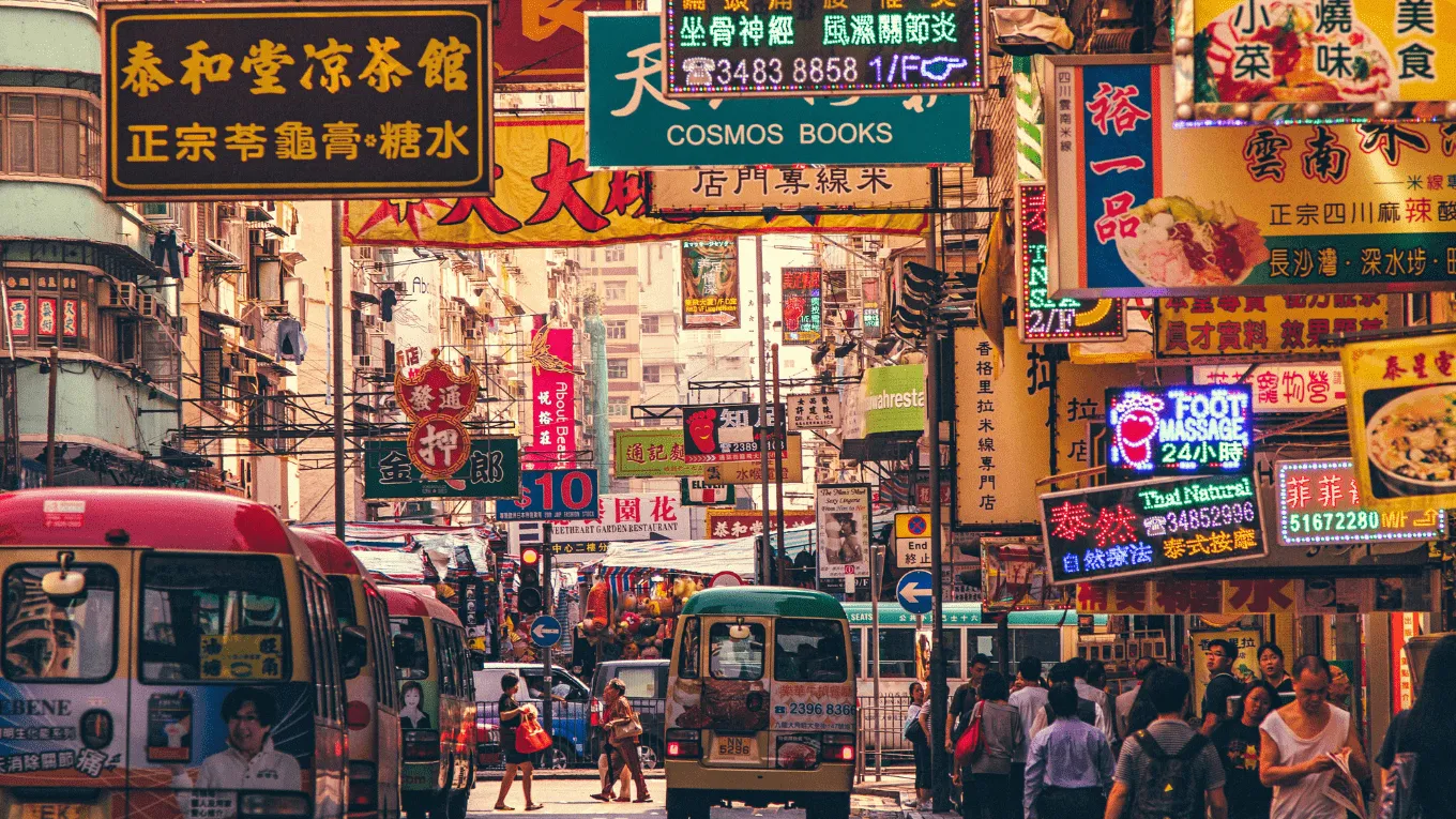 Khung cảnh đường phố HongKong nổi bật bởi kiến trúc hiện đại xen lẫn những nét văn hóa truyền thống