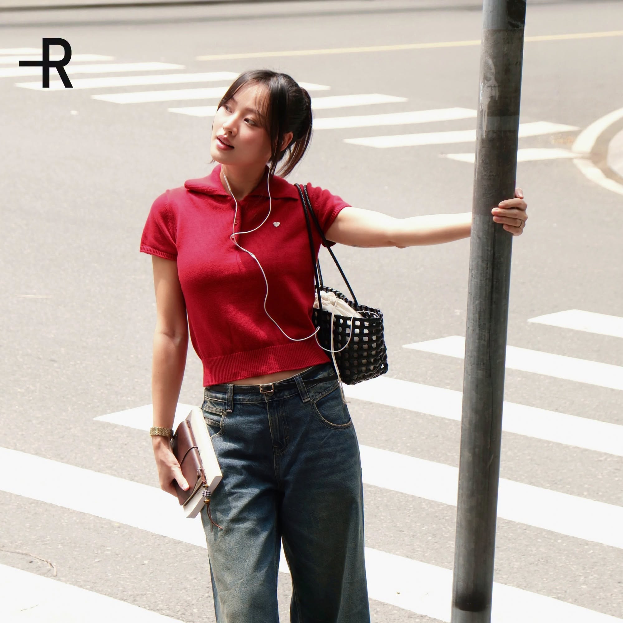 Áo polo đỏ phối quần jeans xanh gợi phong cách thời trang HongKong thập niên 90