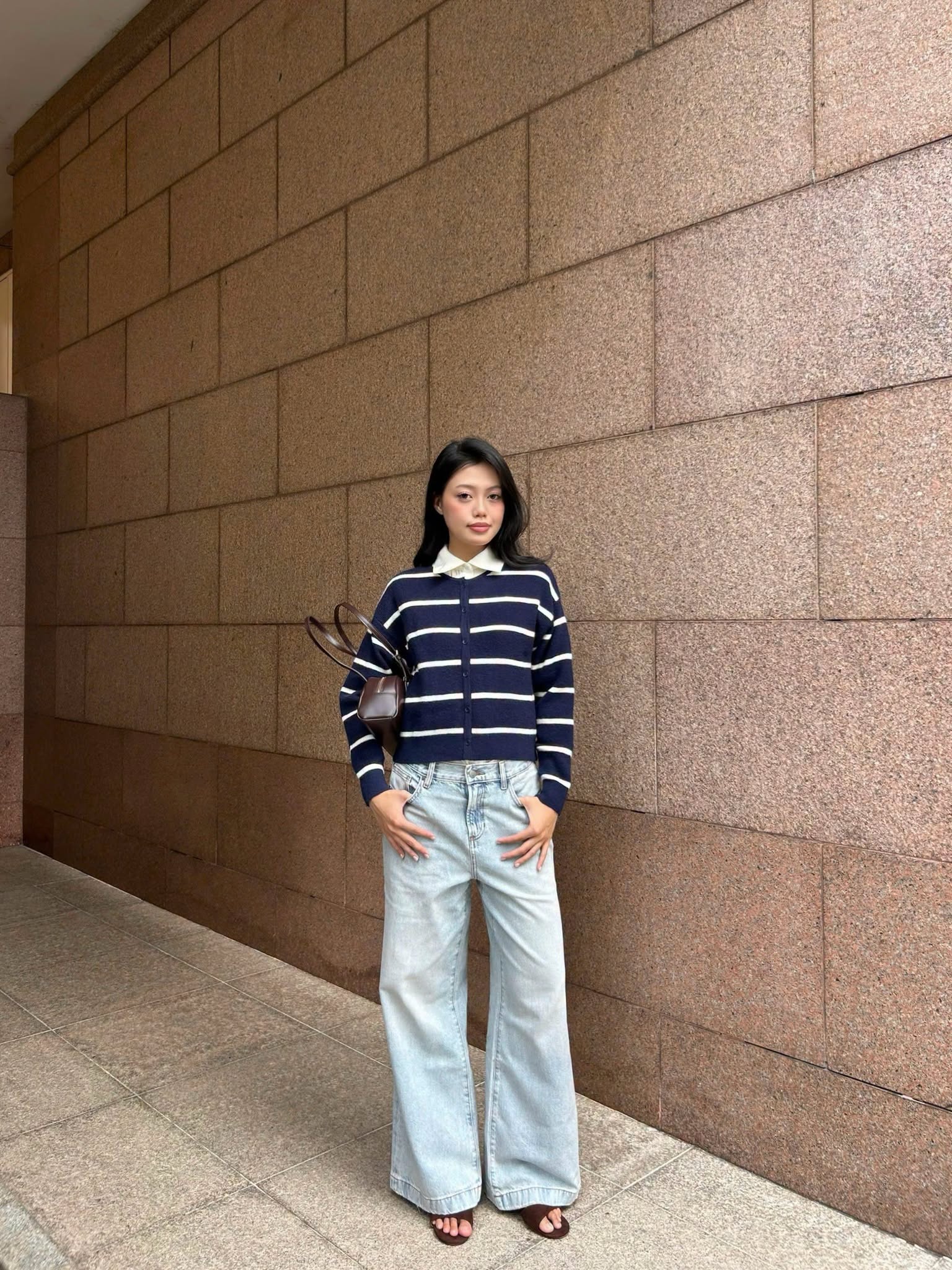 Áo cardigan và quần jeans xanh mang hơi hướng thời trang HongKong thập niên 90