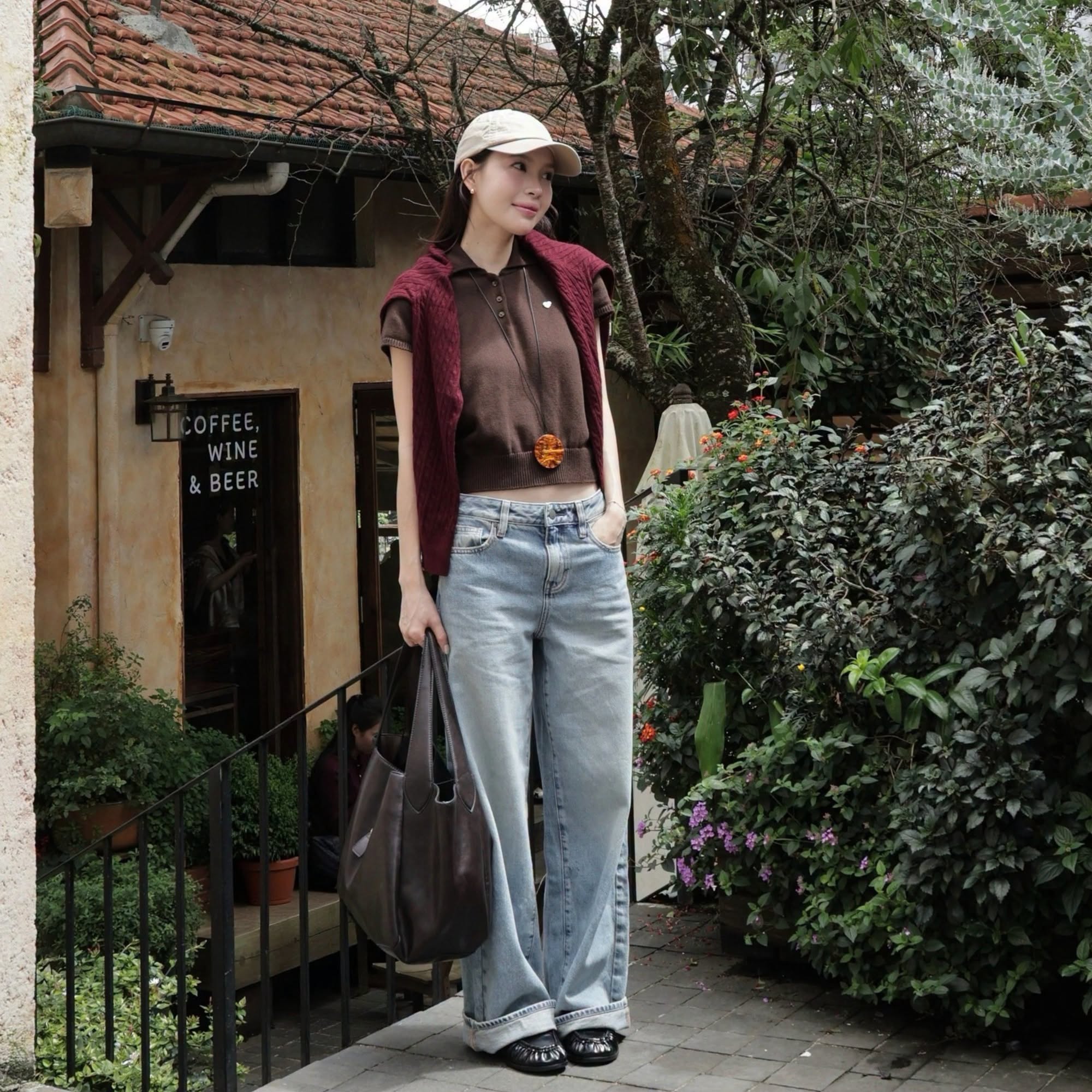 Áo polo nâu và quần jeans phối áo len khoác vai mang nét vintage phóng khoáng