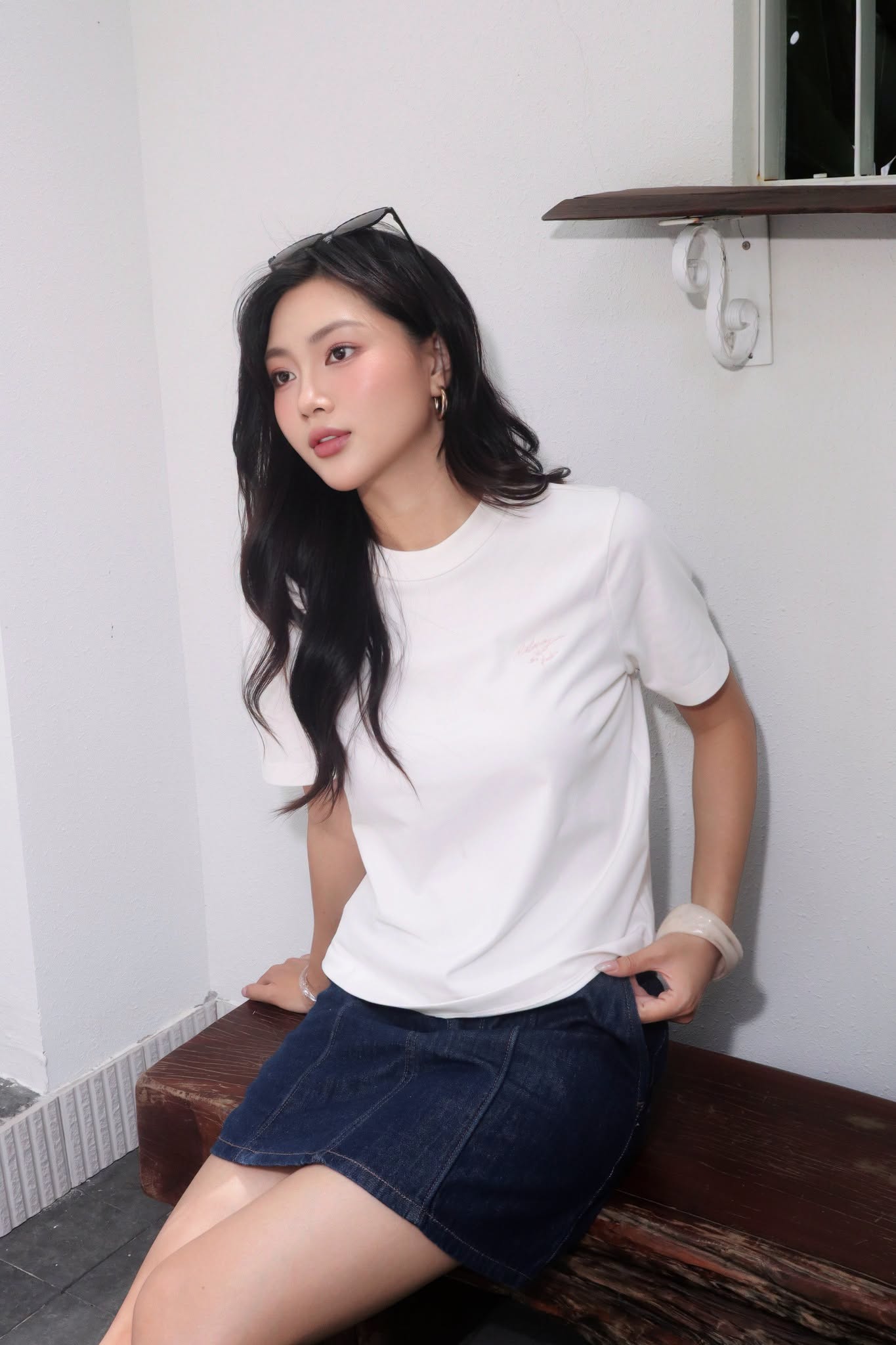 Áo thun trắng phối chân váy denim ngắn dành cho bạn gái yêu thích phong cách trẻ trung