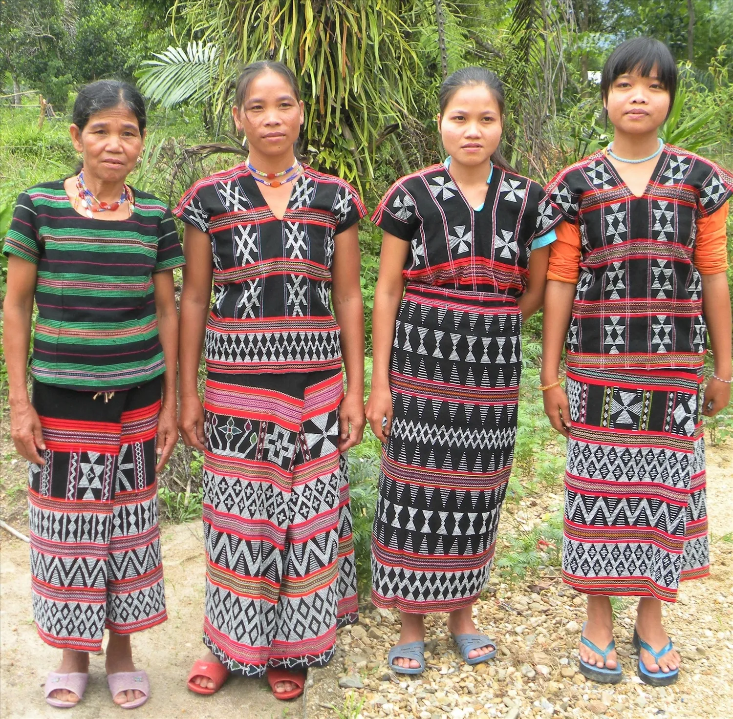 Trang phục giản dị của dân tộc Tà Ôi
