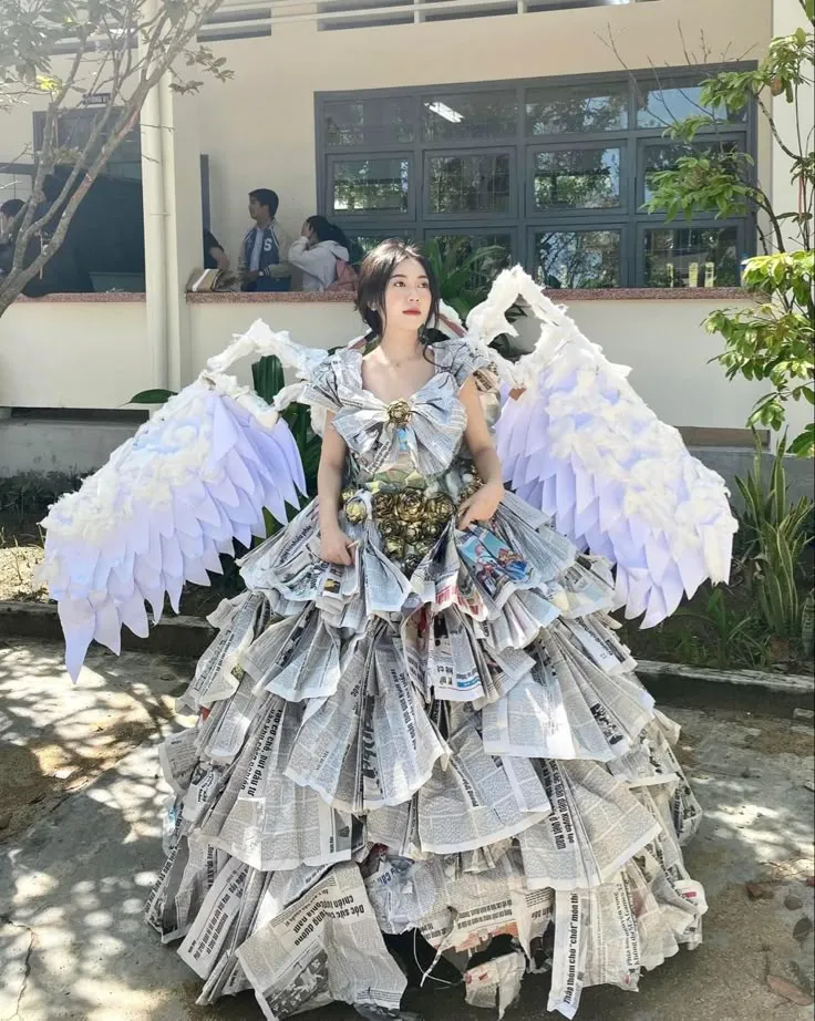Trang phục thời trang&nbsp;được chế tạo từ giấy báo