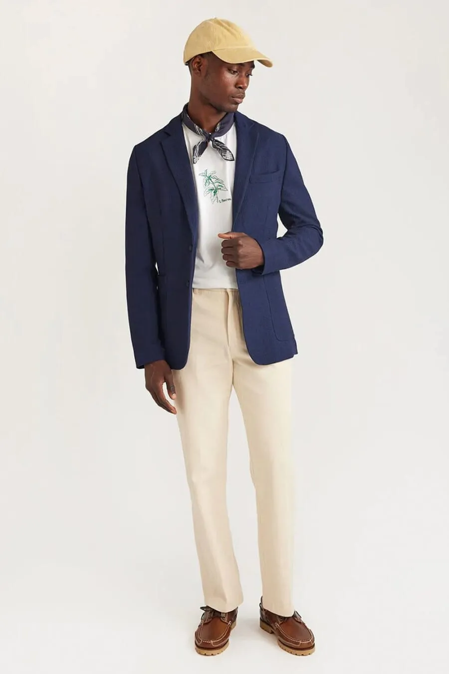 Trang phục theo phong cách smart-casual nổi bật với áo blazer xanh navy (Nguồn: Internet)