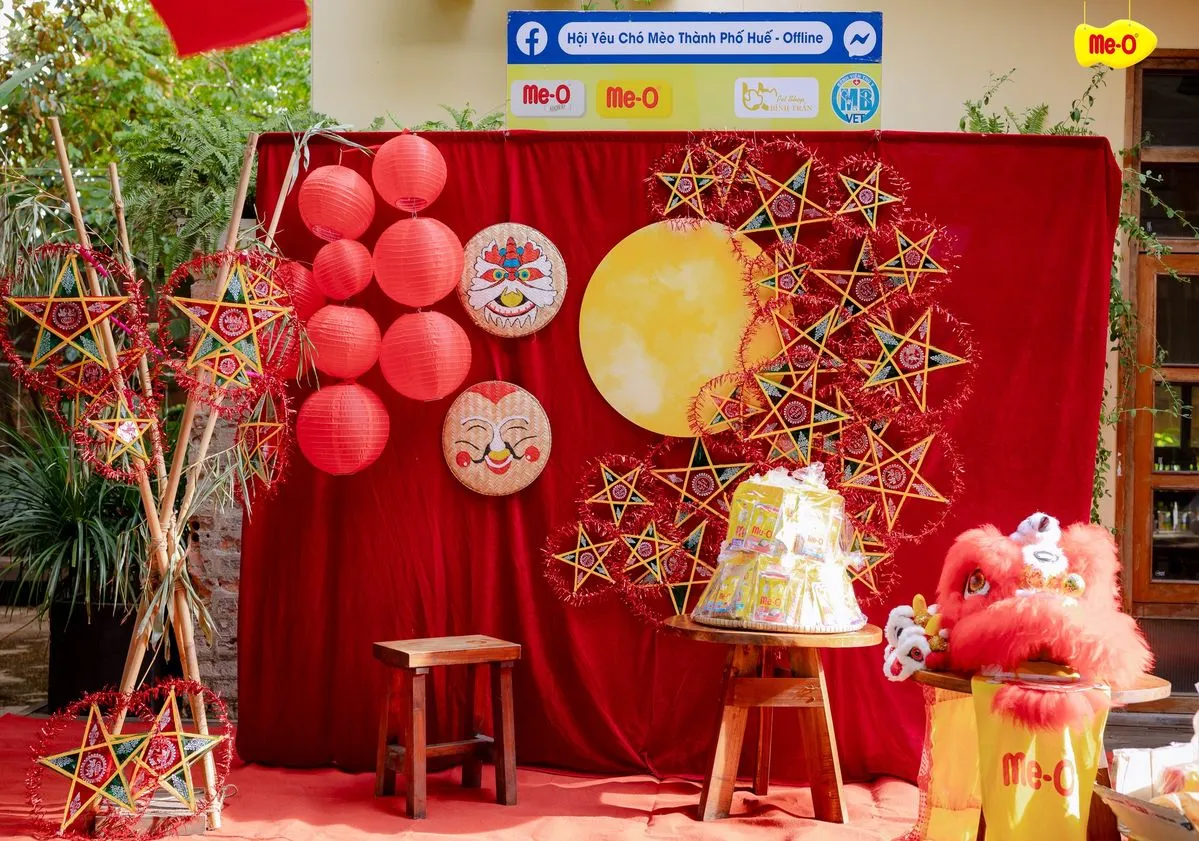 Trang trí trung thu đơn giản với tấm vải đỏ và một số phụ kiện đặc trưng (Nguồn: Internet)