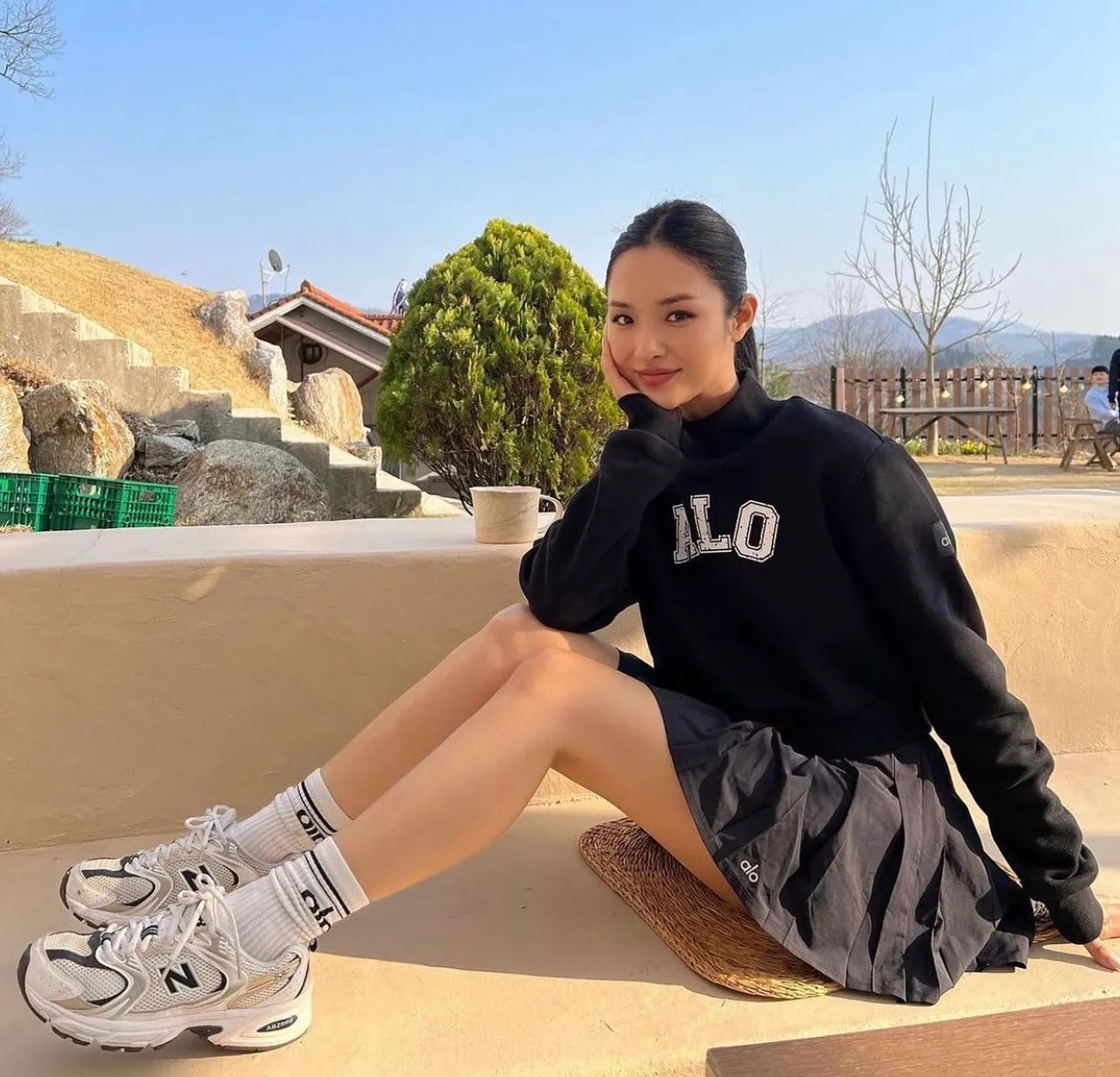Trẻ trung,&nbsp;hack&nbsp;tuổi với&nbsp;outfit&nbsp;chân váy xếp ly và áo&nbsp;sweater