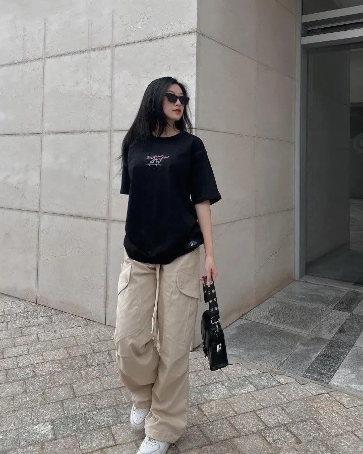 Trẻ trung, thoải mái chuẩn gen Z cùng outfit áo thun và quần cargo pants (Nguồn: Internet)