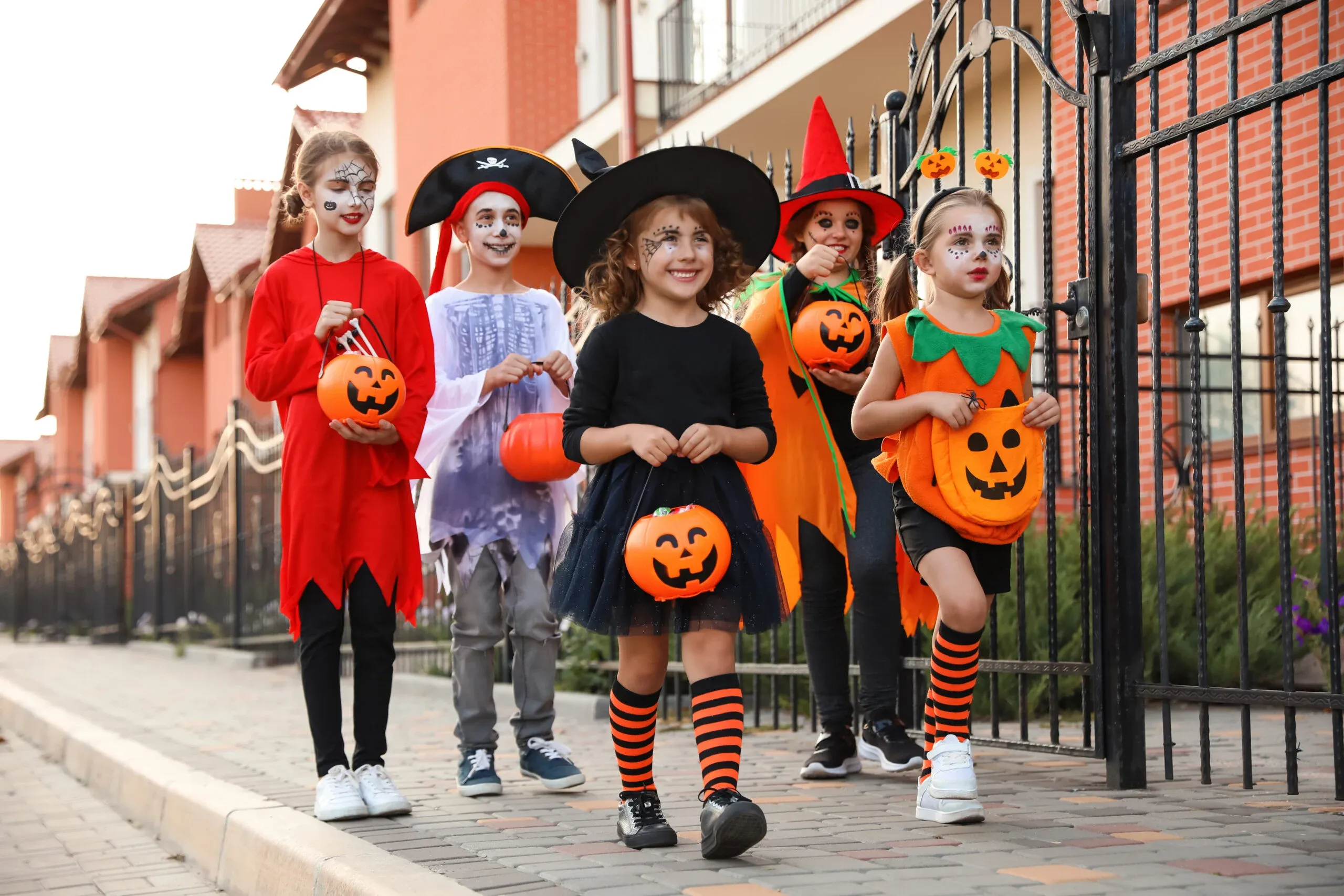 Trick or Treat hay tục gõ cửa xin kẹo là hoạt động Halloween phổ biến trên toàn thế giới (Nguồn: Internet)