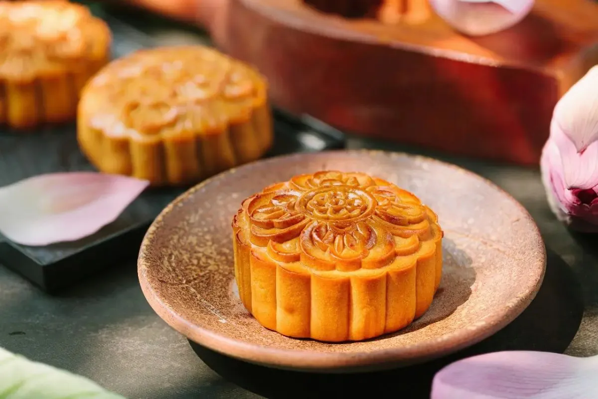 Bánh Trung thu là một trong những món ăn truyền thống trong ngày rằm tháng 8