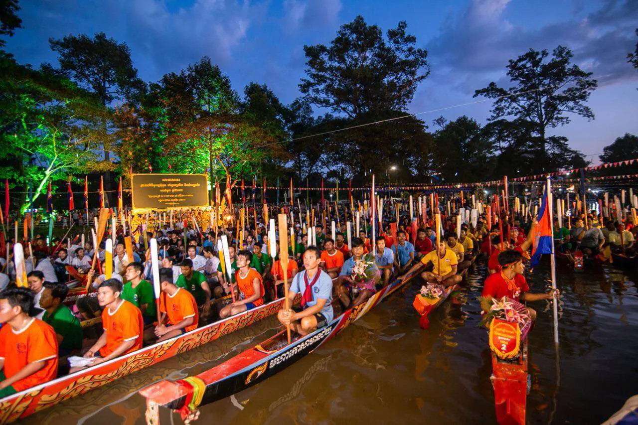 Người dân Campuchia trong lễ hội truyền thống liên quan đến mặt trăng
