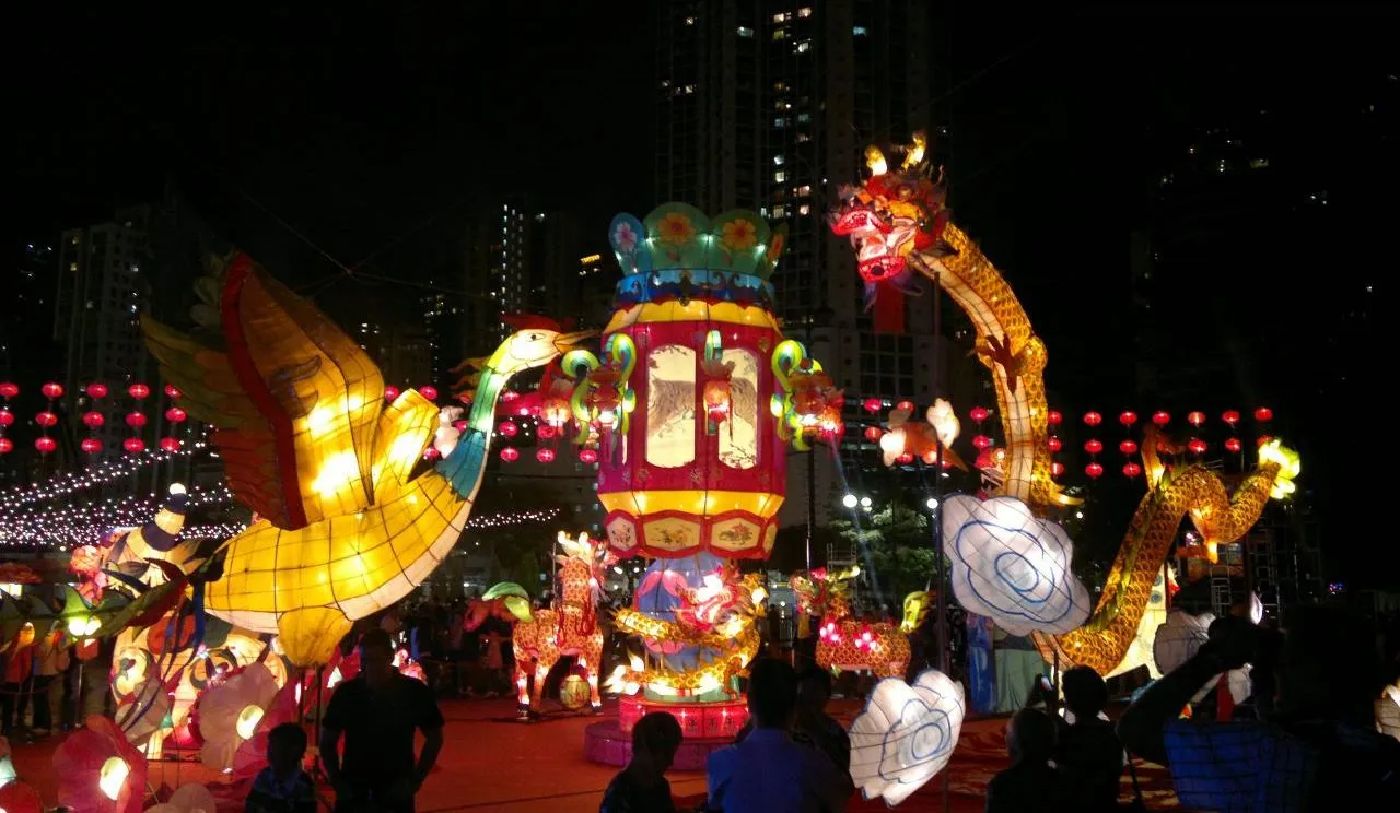 Lễ Trung thu ở Trung Quốc nổi bật với tục treo đèn lồng, thả hoa đăng và múa lân