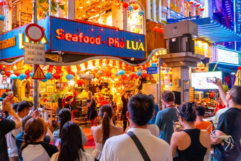 tận hưởng trung thu tại phố tây Bùi Viện