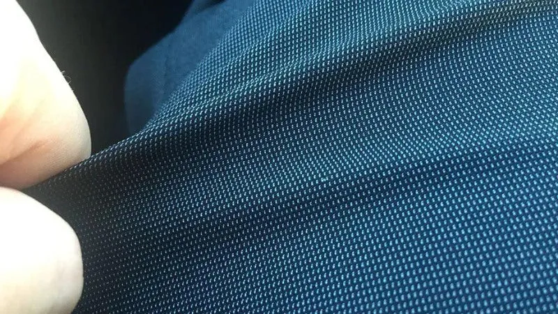 Vải dù là một loại vải tổng hợp, được dệt từ nhiều loại sợi như polyester, nylon, cotton hoặc sợi nhân tạo