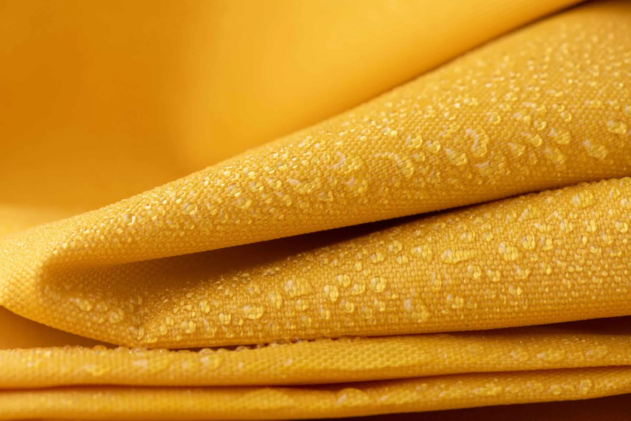 Vải nylon tuy chống thấm nước tốt nhưng lại khó phân hủy