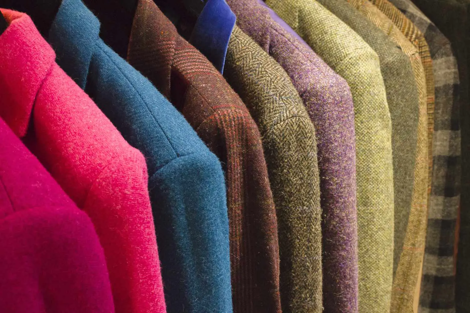 Vải tweed là loại vải dệt có bề mặt thô chắc, dày dặn
