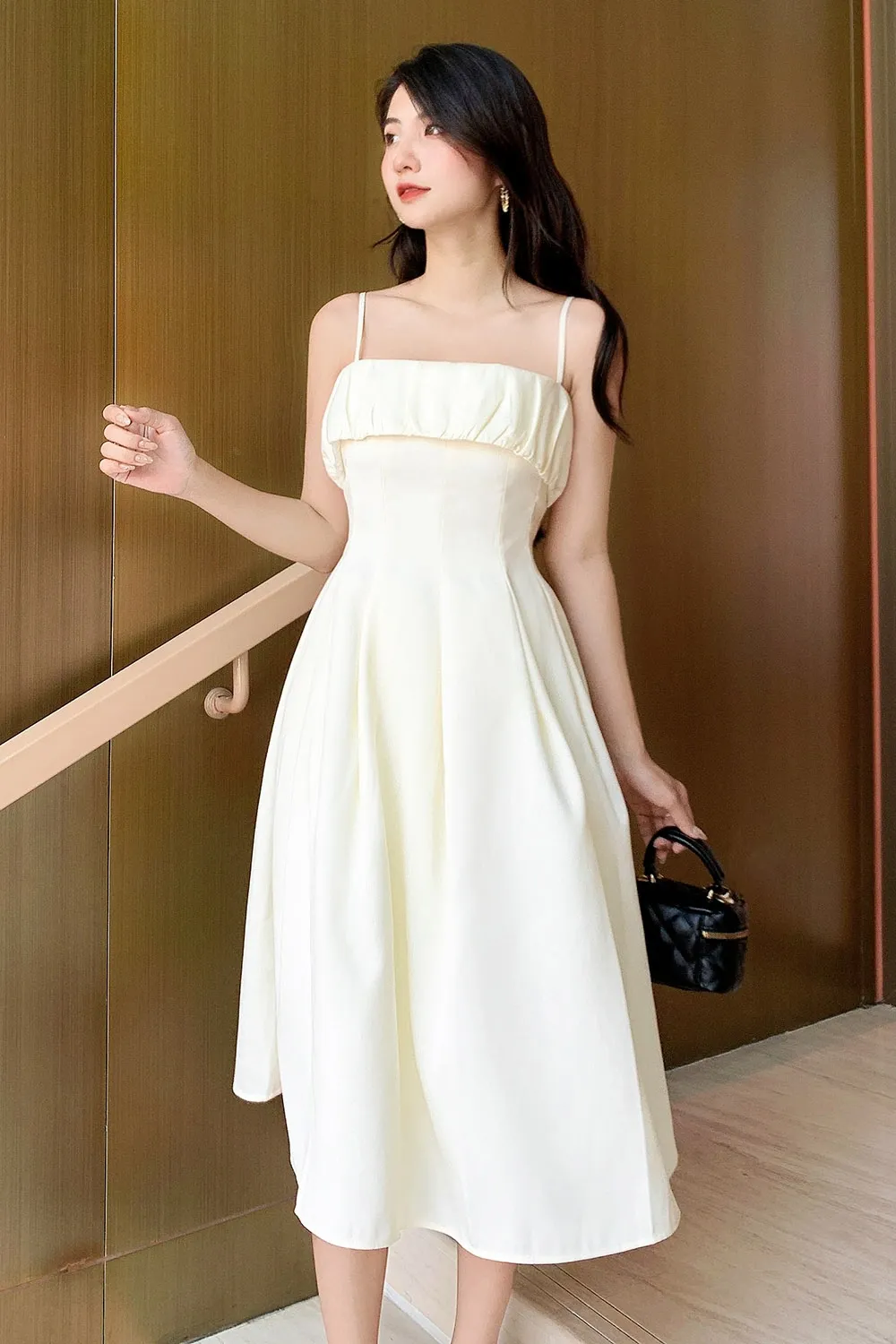 Váy 2 dây dáng dài là kiểu váy/đầm có hai dây mảnh ở vai, thân váy dài qua gối đến mắt cá hoặc chạm đất