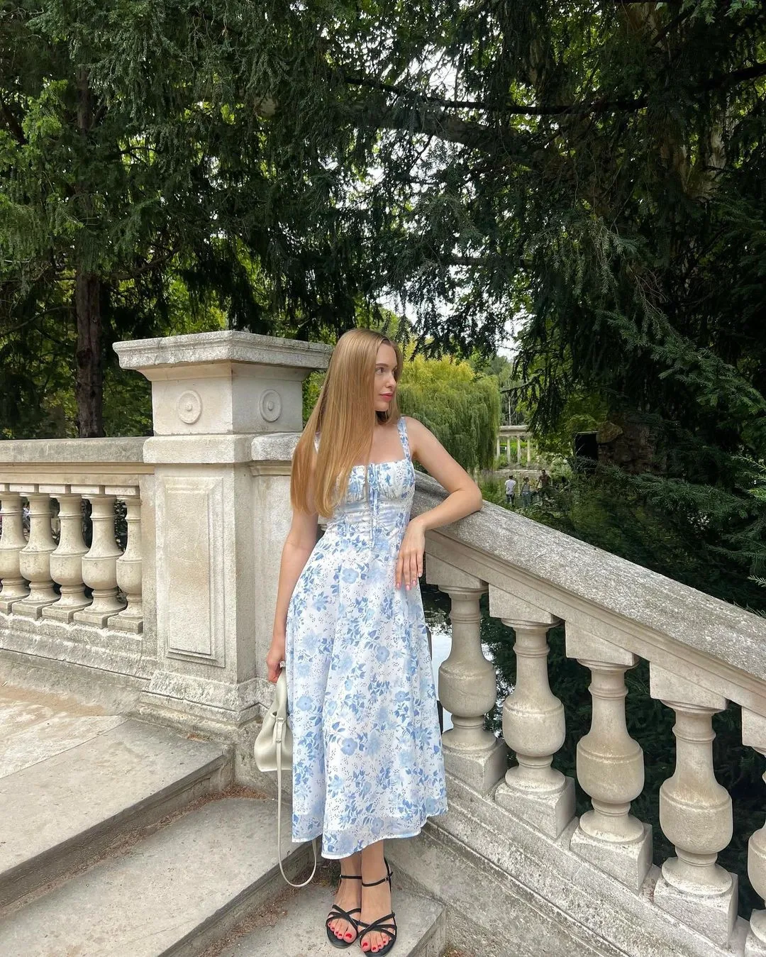 Váy hoa nhí mix thêm túi xách và giày cao gót mảnh khiến outfit trở nên nổi bật
