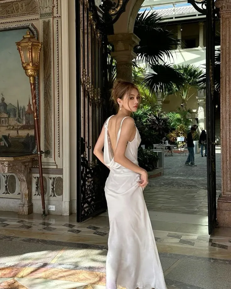 Tư thế xoay lưng về phía camera khoe trọn tấm lưng quyến rũ (Nguồn: Internet)