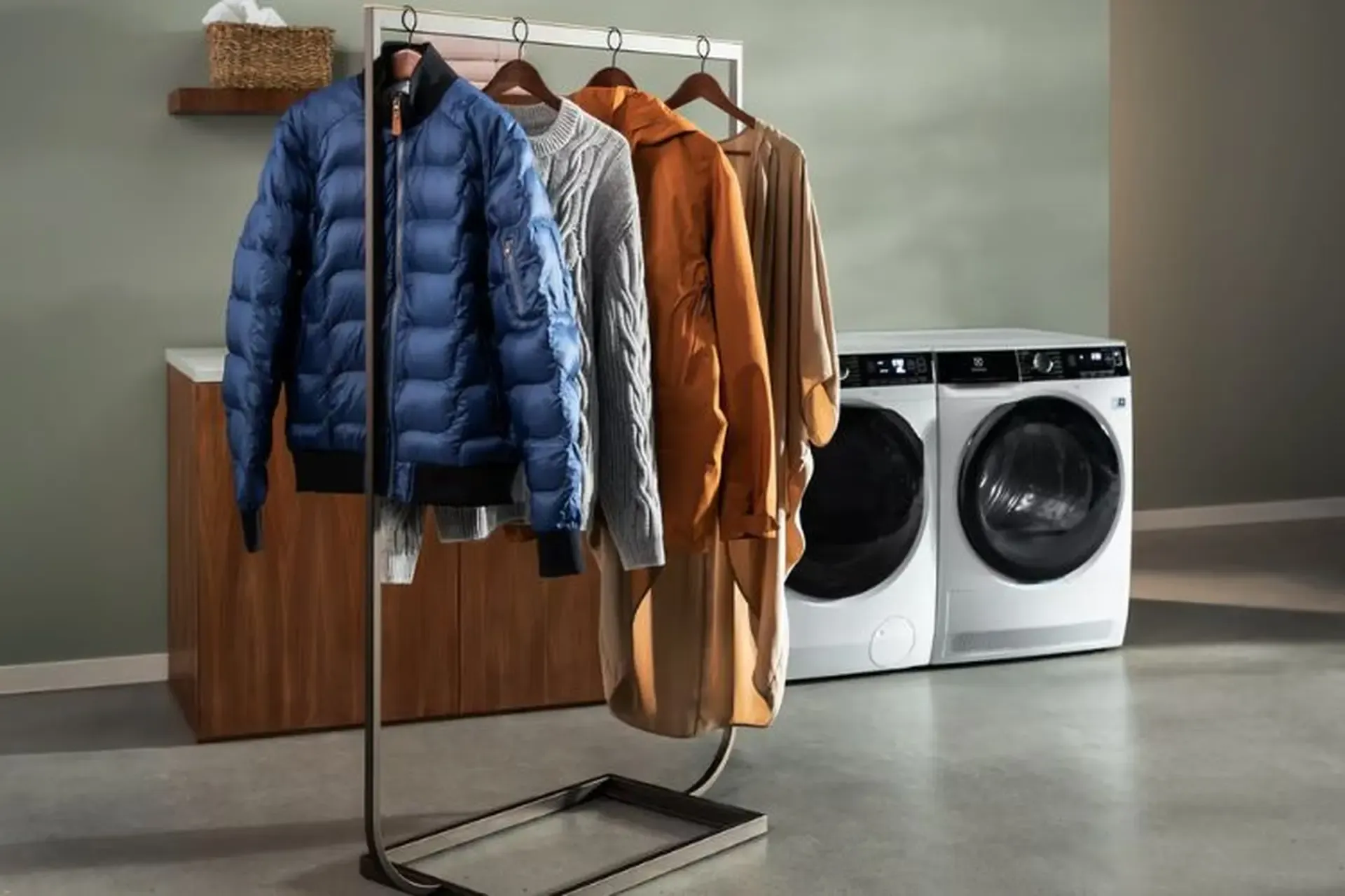 Việc phơi áo đúng cách để hạn chế mất form, xẹp bông (Nguồn: Internet)