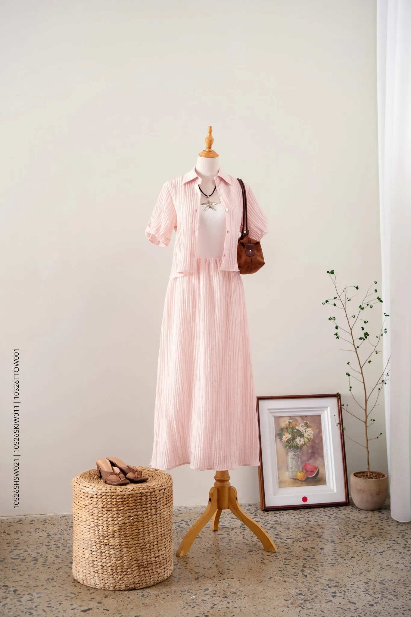 Sắc hồng pastel phủ xuyên suốt trang phục tạo cảm giác dịu mắt, nữ tính, rất hợp với những khung hình biển trời tại Vĩnh Hy